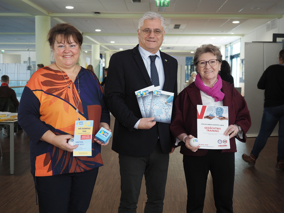 NÖ Demenzkoordinatorin Renate Gabler-Mostler, NÖGUS-Vorsitzender Landesrat Martin Antauer und Erste Vizebürgermeisterin Erika Buchinger (Wiener Neustadt). Foto: NÖGUS